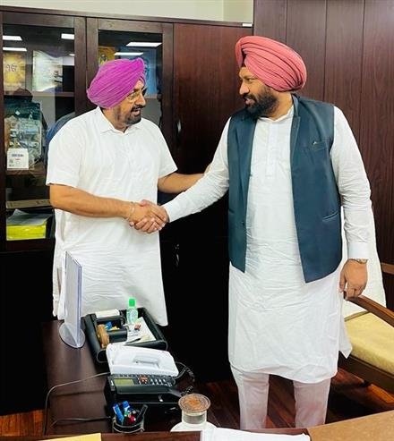 विधायक रंधावा ने 100 मीटर मामले में नगर निकाय मंत्री बलकार सिंह से की मुलाकात