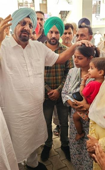 विधायक रंधावा ने पीरमुछाला क्षेत्र के युवक की करंट लगने से हुई मौत पर परिजनों को 4 लाख की आर्थिक सहायता का चेक सौंपा