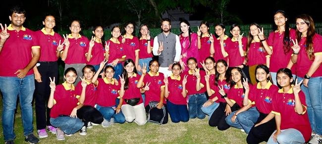 हमीरपुर  संसदीय क्षेत्र की 21 मेधावी बेटियों का ढोल नगाड़ों से स्वागत