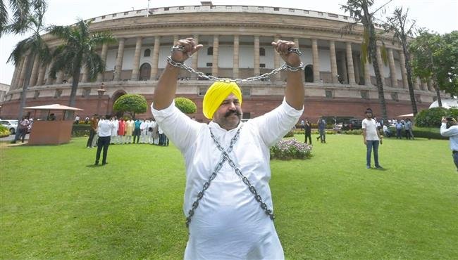 AAP MP SUSHIL RINKU PROTESTS AGAINST THE CENTRAL GOVERNMENT WITH HIS BODY IN CHAINS