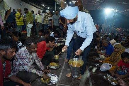 सतनाम संधू साईं के दरबार में हुए नतमस्तक: पुजारियों ने मनोकामनाएं पूरी होने की अरदास की