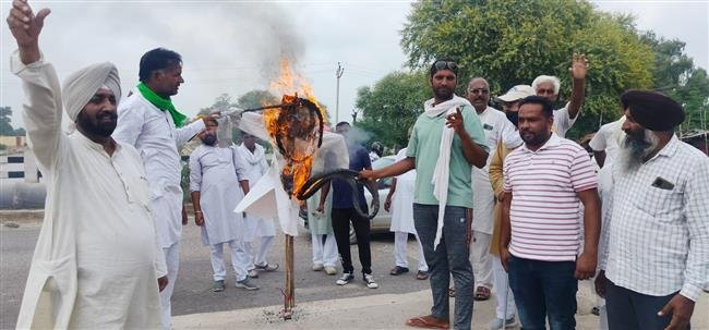 FARMERS BURN EFFIGIES OF SRIGANGANAGAR MLAS, DEMAND FULL WATER IN GANG CANAL
