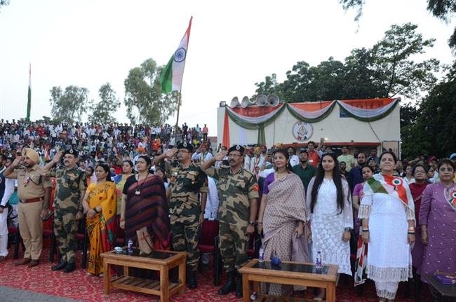 अंतर्राष्ट्रीय भारत-पाक सरहद पर मनाया गया स्वतंत्रता दिवस