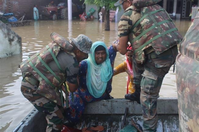 ARMY RESCUE OPERATION BEGINS IN SHIMLA, ANANDPUR SAHIB, HOSHIARPUR, ONE CIVILIAN EVACUATED HUNDREDS