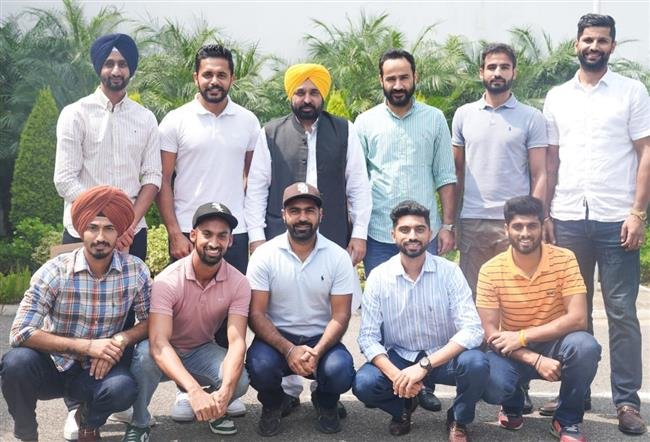 CM PATS HOCKEY PLAYERS FROM PUNJAB WHO WERE PART OF ASIAN CHAMPIONSHIP WINNER INDIAN SQUAD