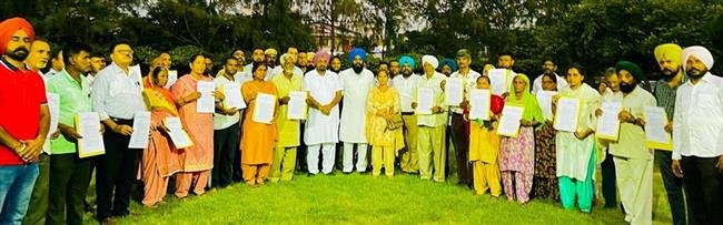 विधायक रंधावा ने पभात गांव के 100 मीटर के दायरे में आए 56 निर्माणों के मालिकों को बांटे आशय पत्र