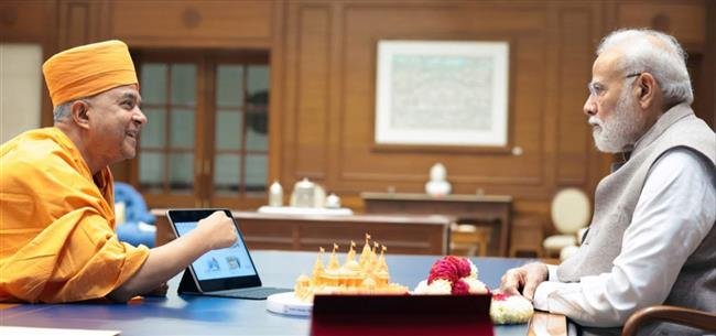 SWAMI BRAHMAVIHARIDAS MEETS PM NARENDRA MODI