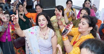 गेड़ा दे देनी मुटियारे लंबी बा करके…….