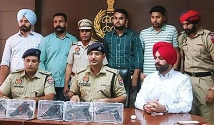 पुलिस ने फायरिंग करने वाले गिरोह के सदस्यों को पांच पिस्तौलों सहित किया गिरफ्तार