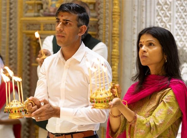 स्वामिनारायण अक्षरधाम मंदिर में दर्शन करने पहुँचे ब्रिटेन के प्रधानमंत्री ऋषि सुनक