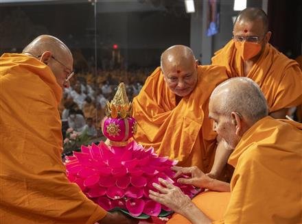 MAHANT SWAMI MAHARAJ’S 90TH B’DAY CELEBRATED