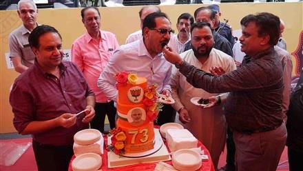 UT ADVISER DHARAM PAL OPENS 'SHOPPING FEST' AT HERITAGE MARKET – SECTOR 22D
