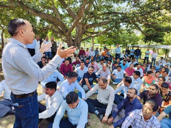 POLICE  APPREHENDED  EXTENSION LECTURERS ON PROTESTING AGAINST HARYANA GOVT.