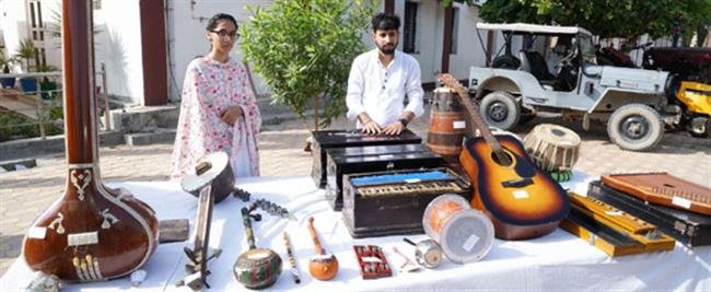 आदिकाल से आधुनिक काल तक की यात्रा का खालसा कॉलेज में प्रदर्शन