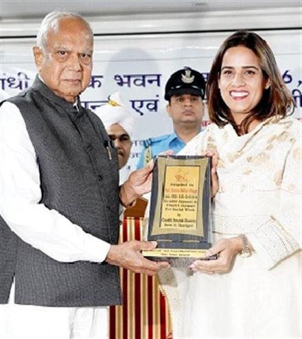 GOVERNOR PUROHIT HONOURS EDUCATIONIST, ACE SHOOTER AND SOCIAL WORKER SABEEHA DHILLON MANGAT
