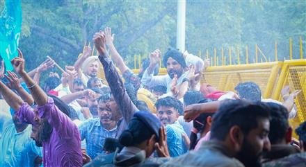 CHANDIGARH POLICE DETAINED RAJA WARRING, BAJWA, AMONG OTHERS ON PROCEEDING TO RAJ BHAWAN