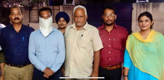 सब-इंस्पेक्टर के लिए 70,000 रुपए रिश्वत लेता निजी व्यक्ति विजीलैंस द्वारा रंगे हाथों गिरफ्तार