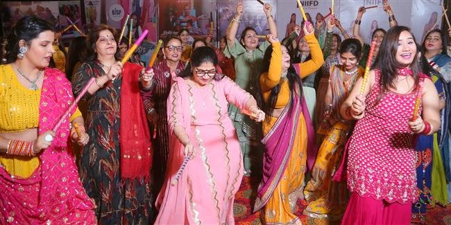 200 WOMEN PERFORM IN DANDIYA MAHOTSAV