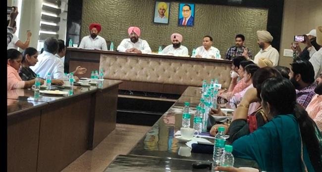 नगर परिषद की आपात बैठक लोहगढ़ दशहरा मैदान के लिए दी गई मंजूरी को रद्द करने पर रही केंद्रित