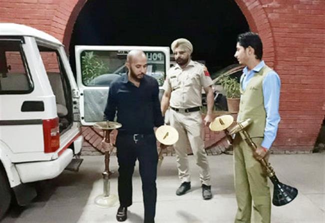 अवैध हुक्का बार पर रेड, सहायक सचांलक गिरफ्तार, 5 हुक्के बरामद