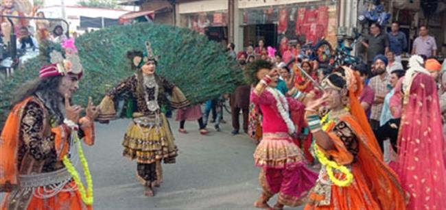 दशहरा पर्व के दौरान निकाली गई शोभा यात्रा