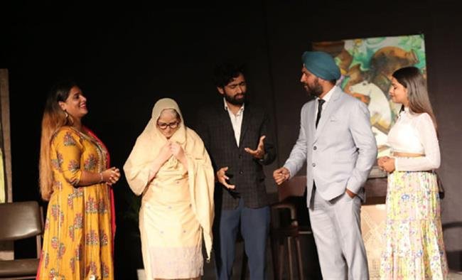 नाट्यम मेले की शाम माता-पिता के महत्व को दर्शाता नाटक 'दावत-ए-चीफ' प्रस्तुत