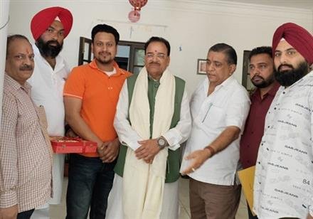 चंडीगढ़ एयरफोर्स स्टेशन के 100 मीटर दायरे में निर्माण तोडने का मामला:  खन्ना के नेतृत्व में प्रतिनिधिमंडल ने रक्षा राज्य मंत्री अजय भट्ट से की मुलाकात