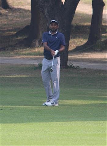 JAMAL HOSSAIN EXTENDS LEAD TO THREE SHOTS DESPITE LATE WOBBLE