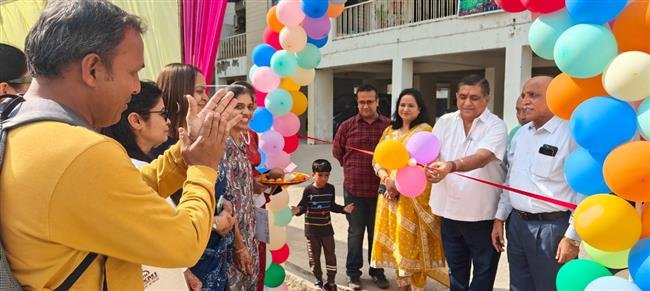 गोल्डन सैंड सोसाइटी में आयोजित किया दीपावली मेला