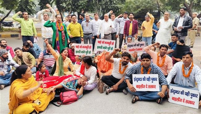 WORK EDUCATION INSTRUCTORS SURROUNDED SHIKSHA SADAN ON THE THIRD DAY OF FAST UNTO DEATH, ASHIMA BRAR ENDS INSTRUCTORS' FAST