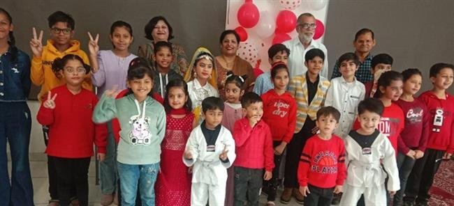 डेराबस्सी की आरडब्ल्यूए सिल्वर सिटी थीम्स ने धूमधाम से मनाया बाल दिवस