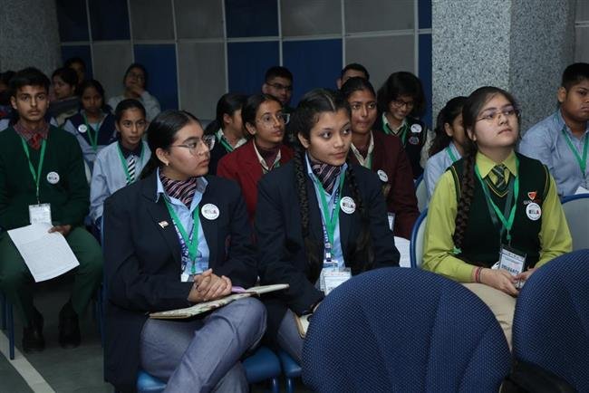 मोती राम स्कूल की हरगुन ने यातायात जागरूकता पर पेपर रीडिंग प्रतियोगिता में पहला पुरस्कार हासिल किया