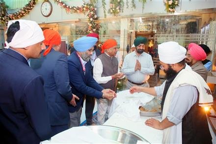 PUROHIT PAYS OBEISANCE AT GURUDWARA  ON GURU PARAB