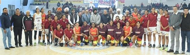 ARORA HANDS OVER A CHEQUE OF RS.10 LAKH TO PUNJAB BASKETBALL ASSOCIATION, VISITED NATIONAL BASKETBALL CHAMPIONSHIPS