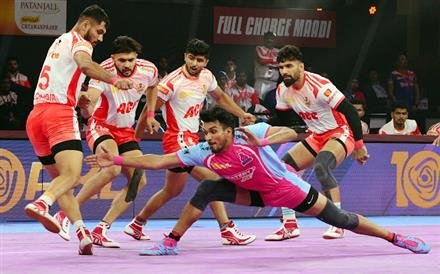 ARJUN DESHWAL RECORDS 700TH RAID POINT IN PKL