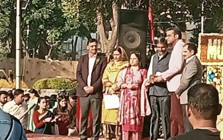 शिव प्रसाद मौर्य के खिलाए फूल पिछले एक दशक से पुष्पावलियों में जीत चुके हैं सौ से ज्यादा इनाम