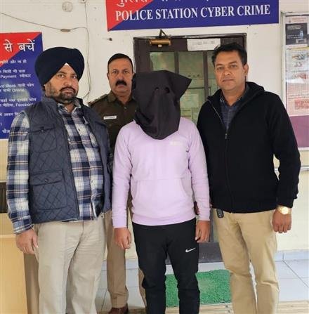 CYBER CRIME POLICE ARRESTED GHAZIABAD YOUTH DUPING  WOMAN  ON PRETEXT OF PROVIDING ACCOMMODATION IN USA