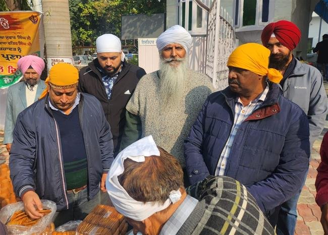 वीर बाल दिवस : जितेंद्र पाल मल्होत्रा ने कुल्हड़ चाय व पकौड़े की लंगर सेवा की