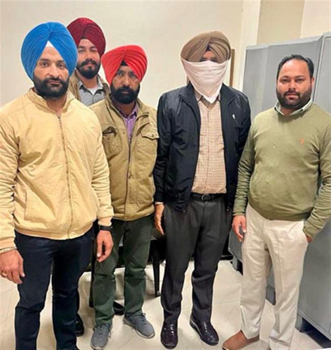 सब-इंस्पेक्टर 50,000 रुपए रिश्वत लेते विजीलैंस ब्यूरो द्वारा काबू