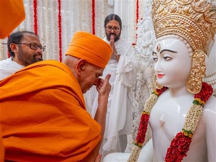 MAHANT SWAMI MAHARAJ INAUGURATES RAJ SABHAGRUH IN DHARAMPUR
