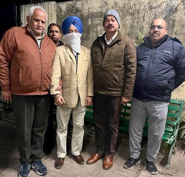 रिश्वत माँगता डीड राइटर विजीलैंस ब्यूरो द्वारा गिरफ़्तार