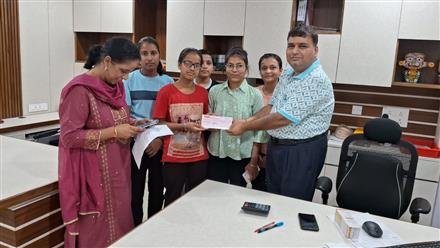 SHREE SHYAM KARUNA FOUNDATION PROVIDES FINANCIAL ASSISTANCE TO NEEDY GIRL STUDENTS