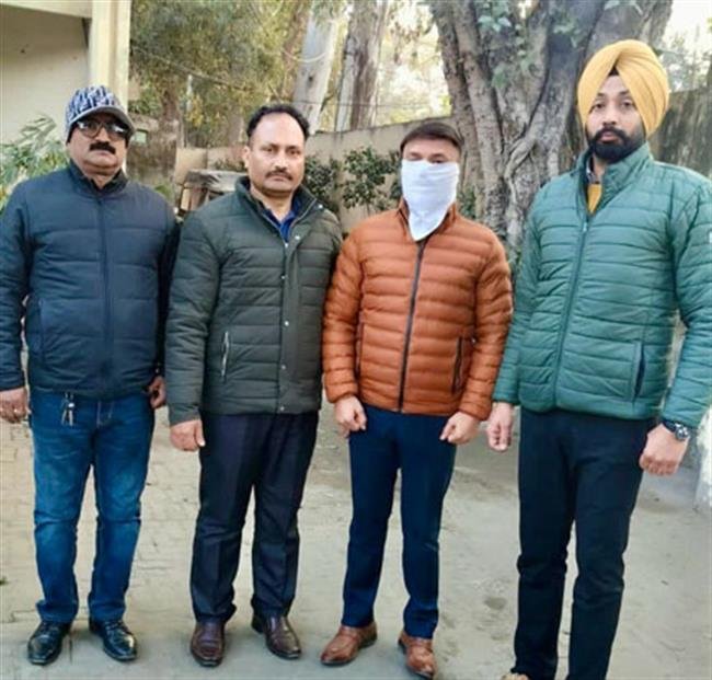 आई.डी.एफ.सी. बैंक का मैनेजर 40,000 रुपए रिश्वत लेता विजीलैंस द्वारा काबू