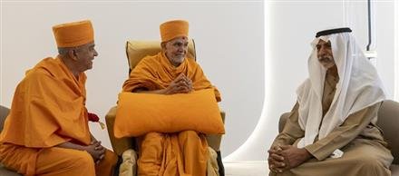 MAHANT SWAMI MAHARAJ ACCORDED TRADITIONAL ARABIC ‘STATE GUEST’ WELCOME AT ABU DHABI