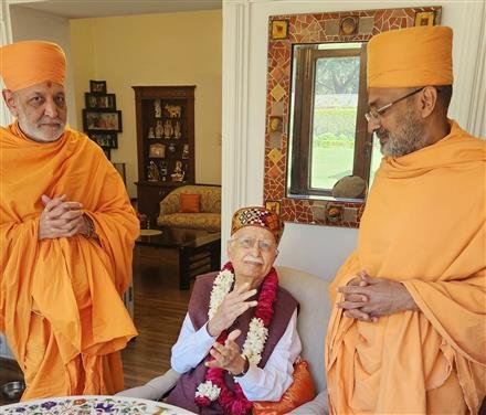 BAPS CHIEF SENDS BEST WISHES TO BHARAT RATNA ADVANI