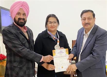 MANDEEP BRINGS LAUREL TO DAVC