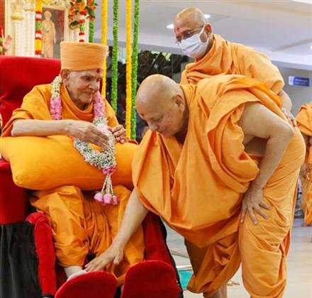 MAHANT SWAMI JI MAHARAJ GIVEN GRAND WELCOME IN AHMEDABAD