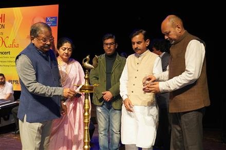 RINKU KALIA WINS HEARTS AT LIVE CONCERT