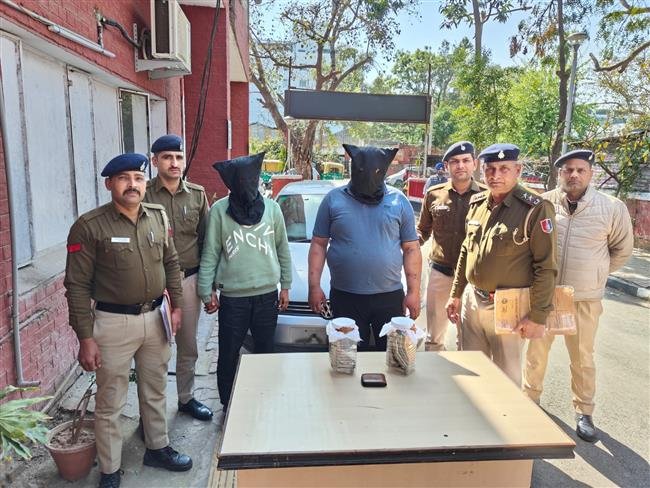 CHANDIGARH POLICE MAJOR SUCCESS ARRESTED THREEE ROBBERS AMONG LADY , ROBBED HITACHI CASHIER