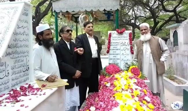 FLORAL TRIBUTES PAID TO DULLA BHATTI AT HIS GRAVE